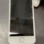 iPhoneSEのスリープボタンが反応しない！スマップル札幌駅店なら即日修理が可能です！