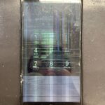 iPhone8Plusの画面が割れて液晶に線が入りバグった状態に!そんな状態でも修理ができます!