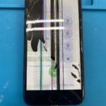 iPhoneSE2の画面が割れて液晶も破損!修理で直す事ができます!