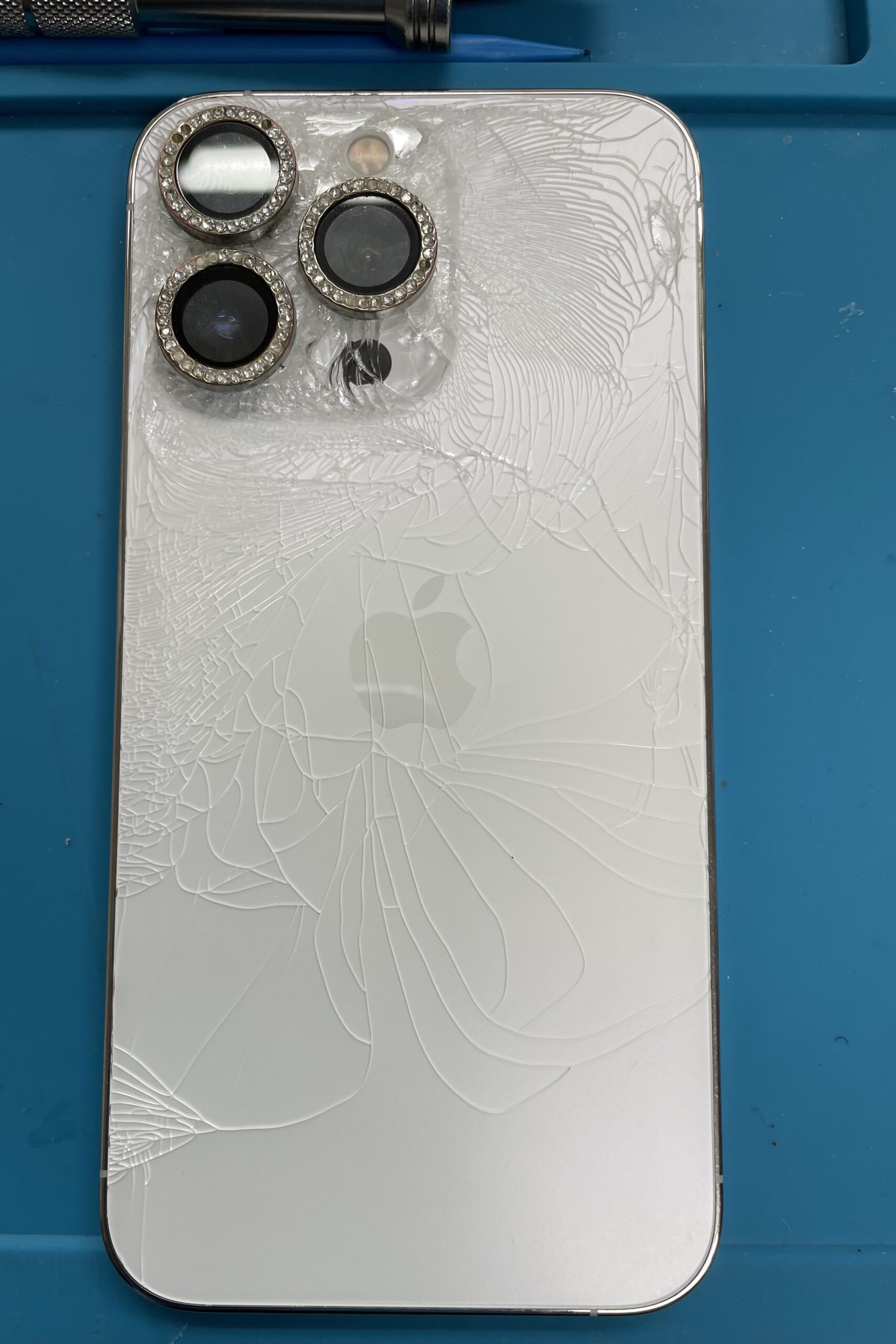 iPhone13ProMaxの背面割れ修理が可能です！札幌で修理しませんか
